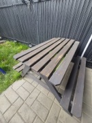 Ławeczka ze stolikem z pojemnikami do zabawy piasekiem, wodą