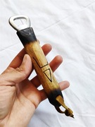 Otwieracz ręcznie robiony drewniany z wypalanym Słowiańskim symbolem.