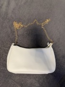 Mała damska klasyczna biała torebka na zamek i złotym łańcuszku