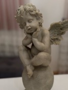 Biało-Szara figurka zamyślonego aniołka 