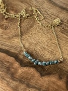 Naszyjnik z niebieskimi diamentami.