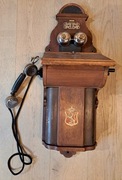 Zabytkowy telefon na ścianę