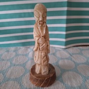 Figurka alabastrowa japońskiego mnicha 