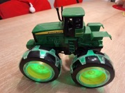 Traktor John Deere ze swiecacymi oponami