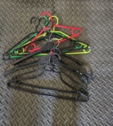 Mix wieszaki kolorowe ubrania 