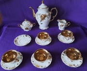 Serwis kawowy „Fryderyka” – Dekoracja Złoty Liść – Porcelana Wałbrzych PRL