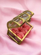 Róże mydełka w skrzyni