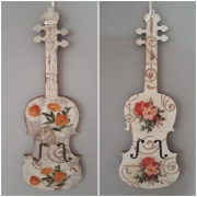 Ręcznie zdobiona (decoupage) dekoracja ścienna w kształcie skrzypiec