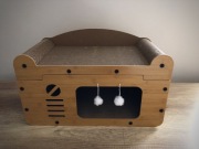 drapak sofa dla kota z zabawkami