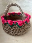 Wielkanocny wiosenny koszyczek ze sznurka, różowe tulipany, handmade