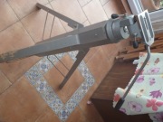 Zabytkowy, drewniany statyw fotograficzny z głowicą 3D