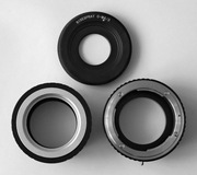 Trzy adaptery foto do aparatu mikro 4/3 i obiektywów: M42, C, Konica AR.