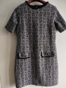 Biało czarna sukienka mini z patkami z przodu z dzianiny Wallis L 40 