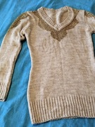 Nowy  dłuższy beżowy sweter ze złotym ażurem S 36 