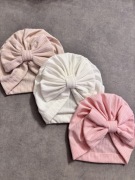 Zestaw 3 nowych wiosennych czapeczek