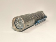 Tytanowy Acebeam E70 mini, opcja Stonewashed, perła kolekcji, 2000LM