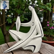 New Look kobieta z wazonem Zsolnay Török János 1960r biało czarna 