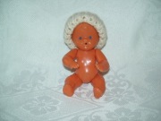 LALKA PLASTIKOWA - NIEMOWLE W CZAPECZCE WEŁNIANEJ - 15 cm