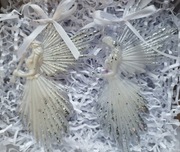 Rękodzieło Aniołki choinkowe 2 szt z żywicy epoksydowej biel ze srebrem 