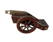 armata dekoracja z mosiądzu i drewna