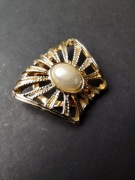 Broszka - klips do apaszki - vintage wykonana z metalu z imitacją perły. 