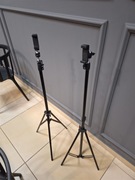 dwa statywy z uchwytem na telefon