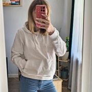 Biała bluza z kapturem i kieszenią sinsay