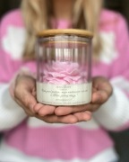 Świeca sojowa z chrześcijańskim motywem na Dzień Kobiet