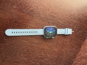 Inteligentny zegarek dla dzieci ARMODD Kidz GPS AI z ładowarką magnetyczną.