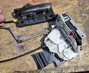 Jeep wk2 zamek drzwi lewy tył P04589923AF