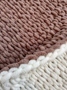 Ręcznie pleciony koc 80x90 czekolada ze śmietanką