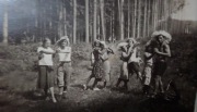 Stare zdjęcie -tańczących w lesie.Harcerze-Skauci? w kapeluszach