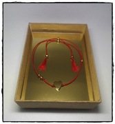 Bransoletka HANDMADE na czerwonej nici jedwabnej złocony hematyt serce 
