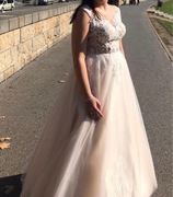 Suknia ślubna tiulową z koronkowym gorsetem