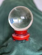 Kula na drewnianej podstawie