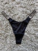 Czarne stringi shine Victoria’s Secret 