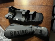 ochraniacze na piszczele i stopy, używane w sportach walki takich jak kickb