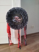 Piniata Venom czarno czerwona z tasiemkami 