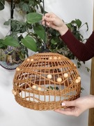 Abażur z drewnianymi koralikami ręcznie pleciony