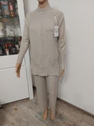 Komplet z dzianiny z dłuższym sweterkiem, spodnie prosta nogawka.