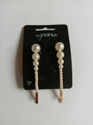 Spinki z perełkami na złotych wsuwkach.