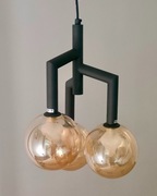 Nowoczesna lampa wisząca z trzema kloszami w kolorze miodowym