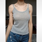 Błyszcząca bluzka na ramiączkach 