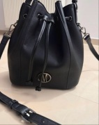 Czarna torebka worek (bucket bag) – elegancka i uniwersalna