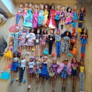 32 lalki Barbie z akcesoriami i ubraniami 