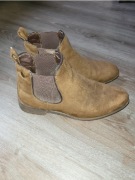 Brązowe buty a la sztyblety 