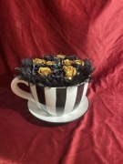 Luksusowy Flower Box w filiżance XXL 23 cm – Czerń & Złoto