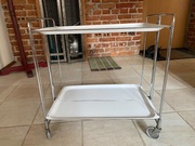 Stolik metalowy na kólkach