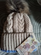 Czapka z grubym pomponem 