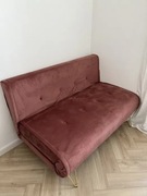 Różowa welurowa sofa rozkładana, 2 osobowa